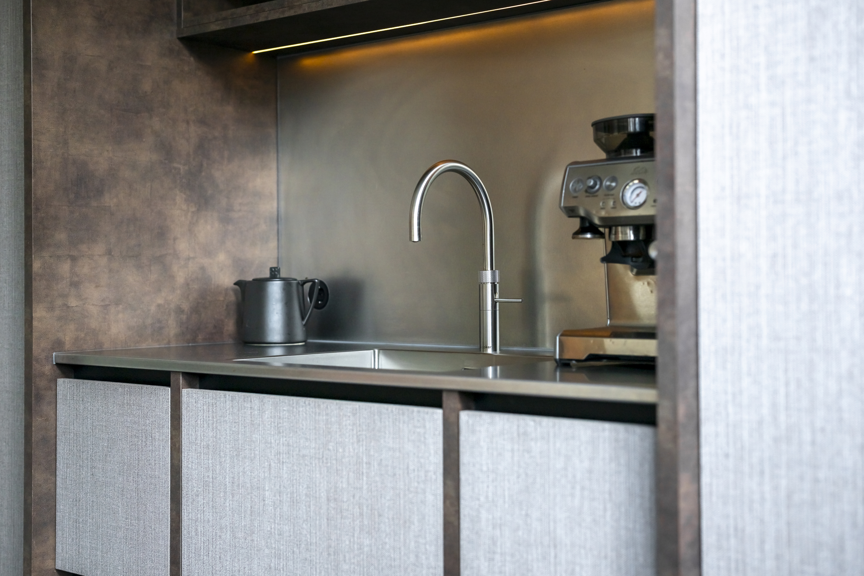 Moderne keuken met zwevend eiland - De Keukenmakery