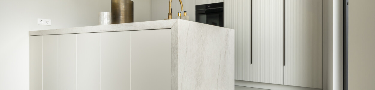 Beige keuken met eiland op maat