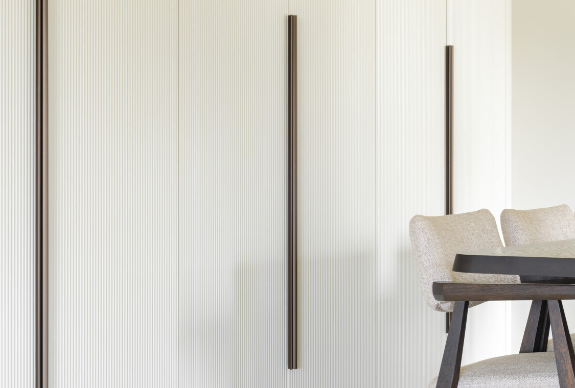 Beige kastenwand met bronzen grepen