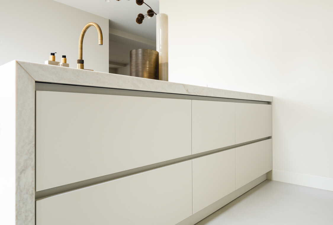 Beige keukeneiland op maat