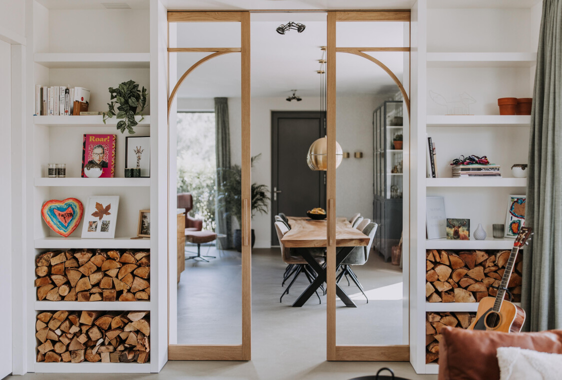 Eiken schuifdeuren met kastenwand